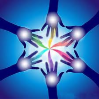 manos iluminadas en las palmas, realizando intercambio de reiki